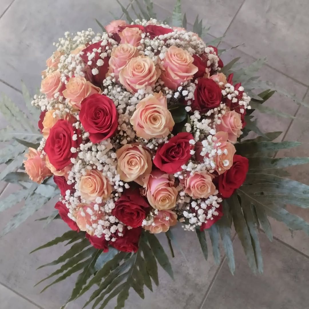 Bouquet di rose rosse e pesca con gypsophila