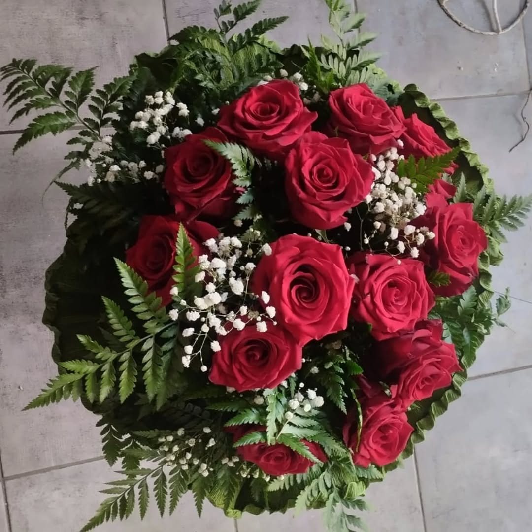 Bouquet di rose rosse con gypsophila e felci