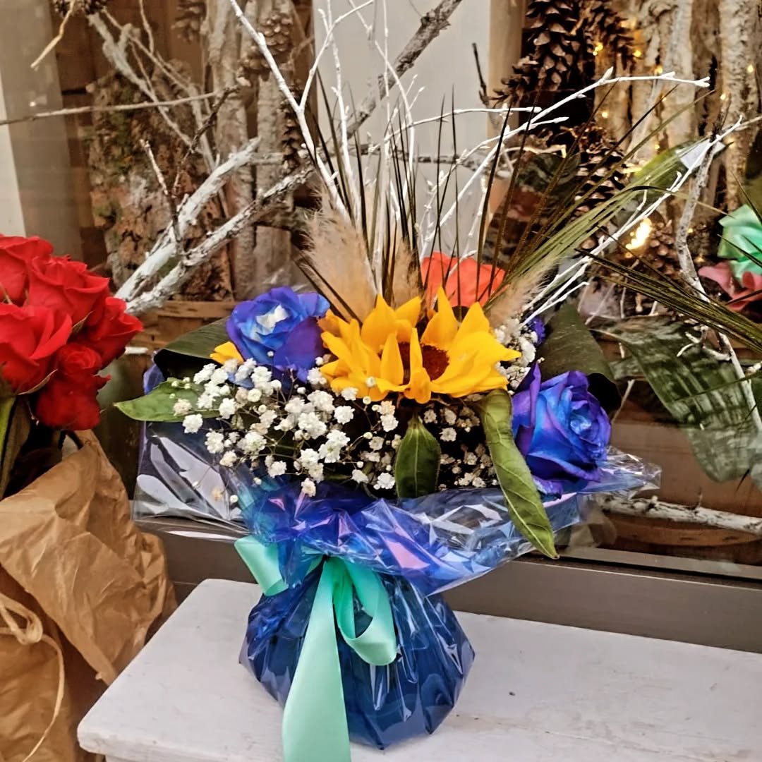 Bouquet in acqua con girasole, rose blu e gypsophila, pronto da regalare