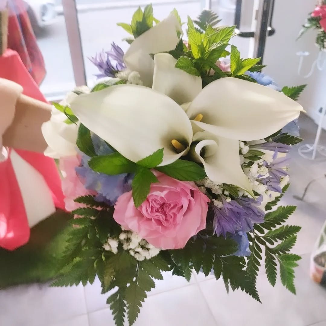 Bouquet da sposa con calle bianche, rose rosa e ortensia