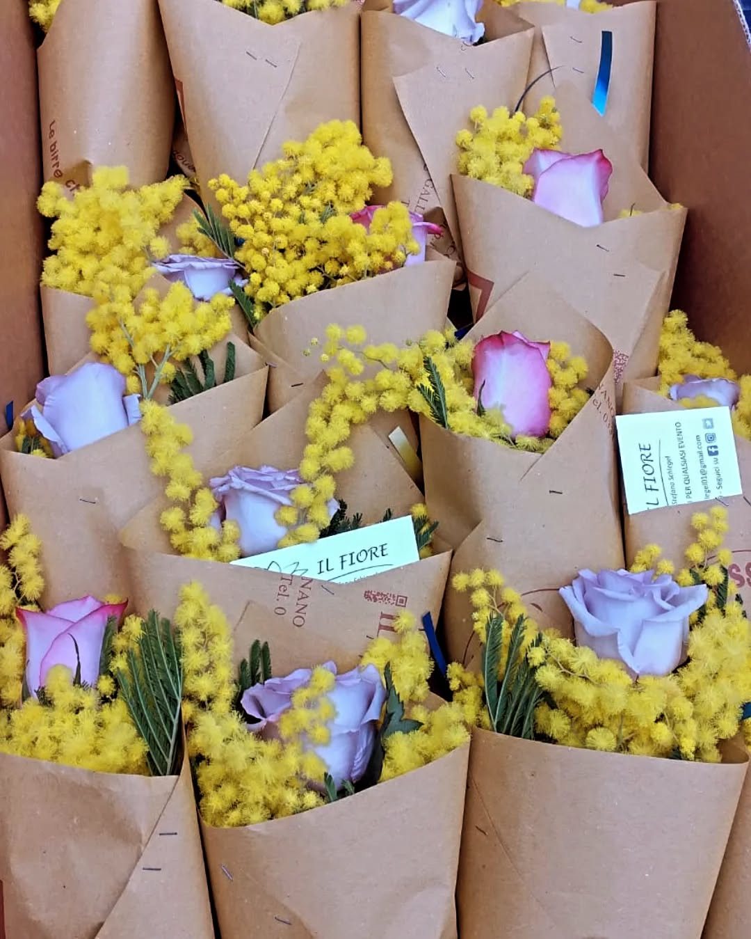 Cartocci di carta kraft con mimosa e rose lilla per la Festa della Donna
